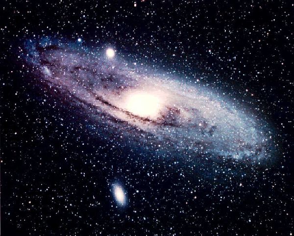 The Andromeda Spiral Galaxy (M31) 600x481 79K