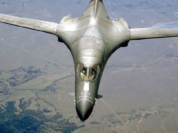 Rockwell B1 Lancer. Top head-on view 600x450 54K