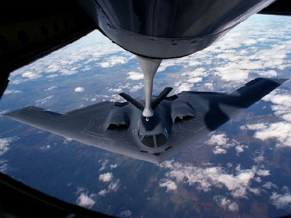 Northrop-Grumman B2 Spirit refuels 600x450 43K
