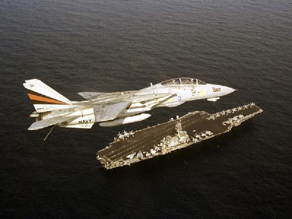 Grumman F14 Tomcat flies over USS Kittyhawk 600x450 46K