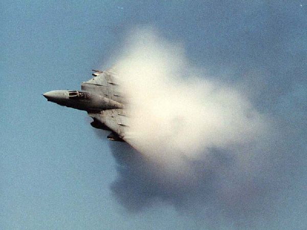 F14 Tomcat shock waves shake water from the air 600x450 39K