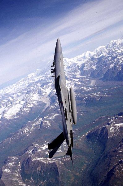McDonnell Douglas F15 in a steep climb 397x600 51K