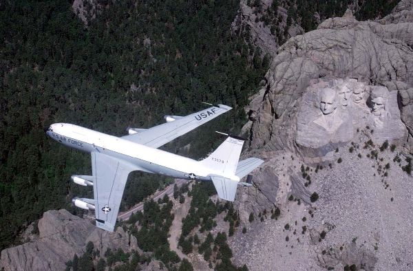 KC135 flies over Mount Rushmore 600x394 64K